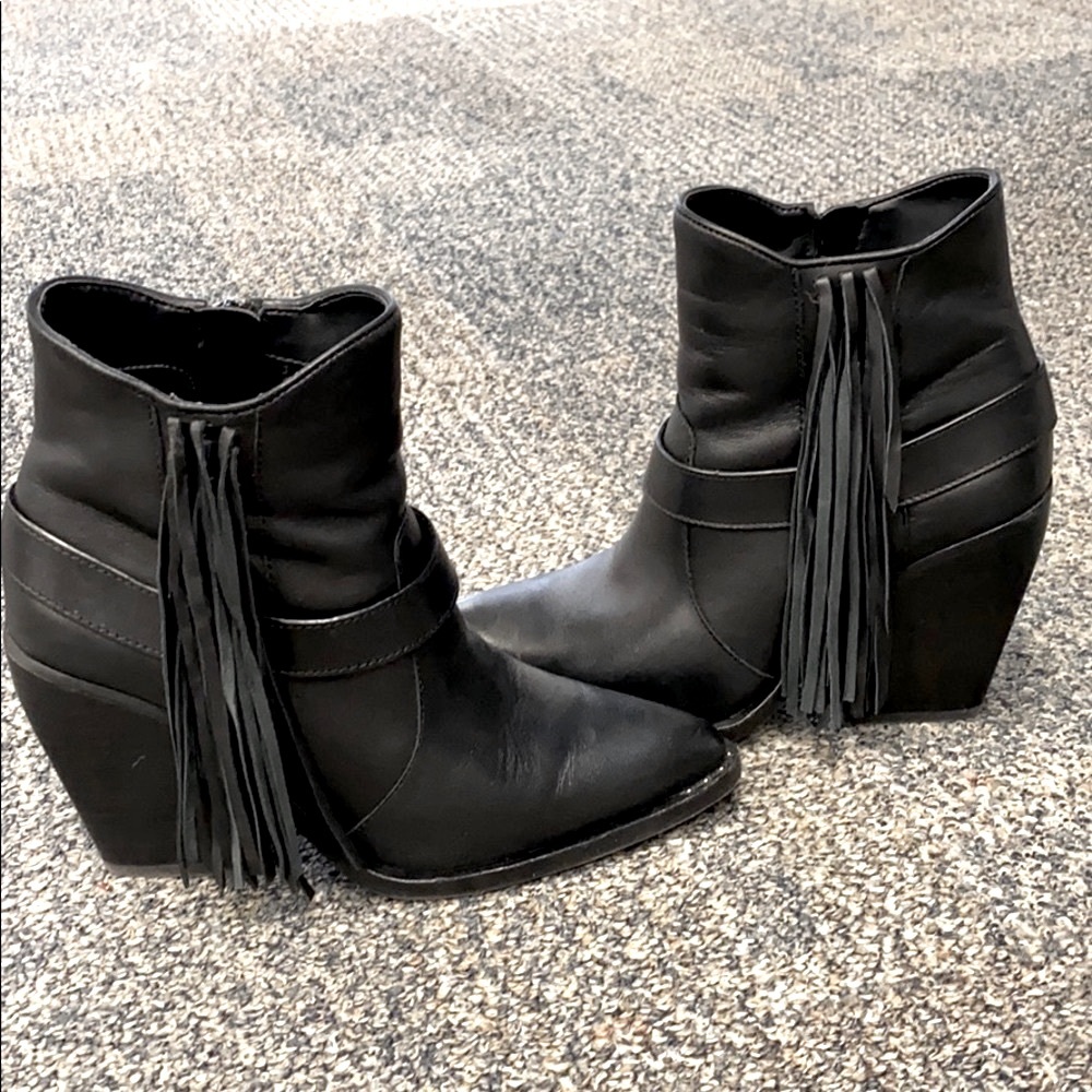 Gianni Bini black booties w/fringe